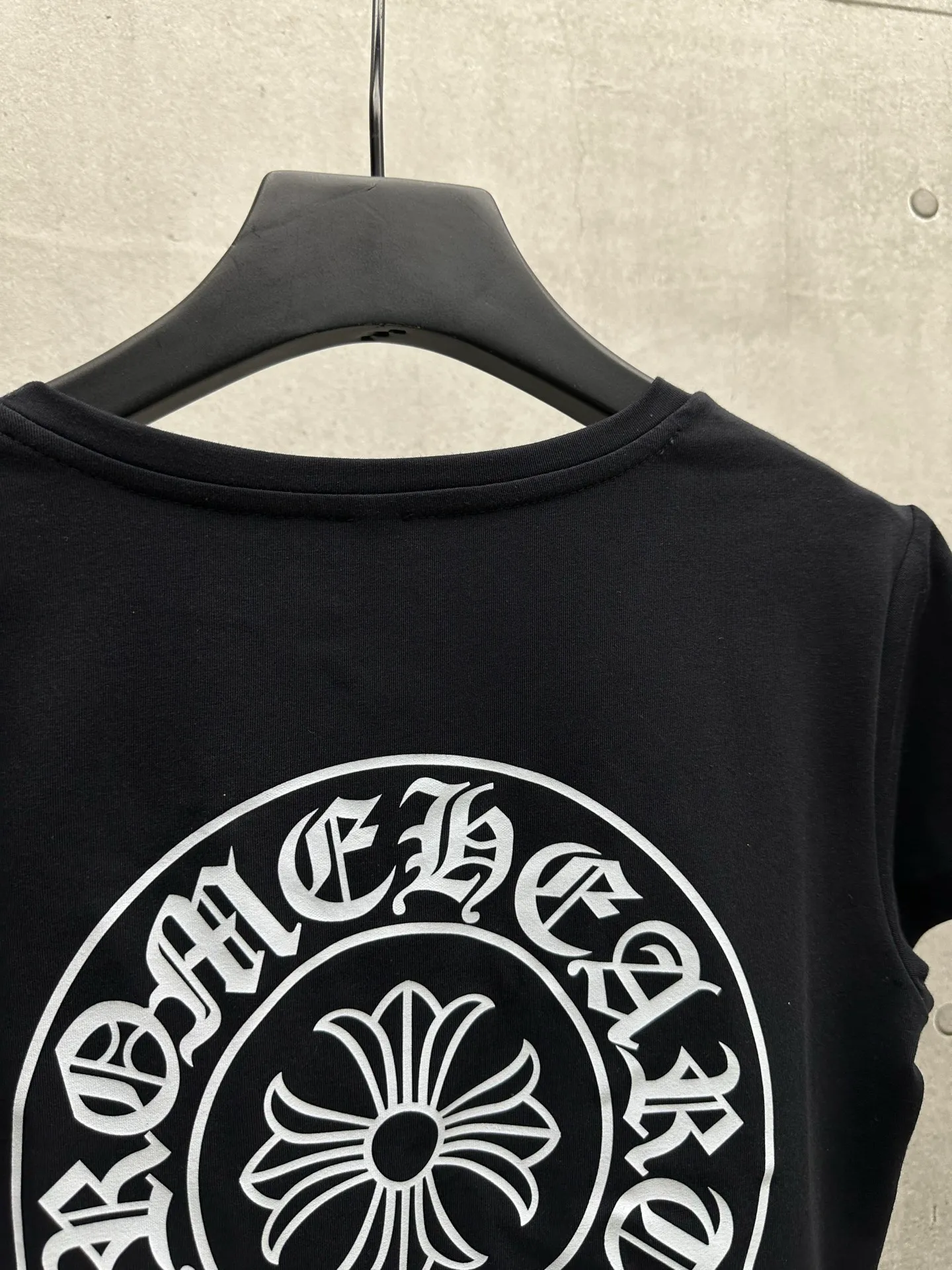 P126 #068 CHROME HEARTS 25SS women's T-shirt. Made of 220G original consistent fabric. V-neck women's waist style. The whole body is made of imported digital direct printing. Color: Black White Size: S M L